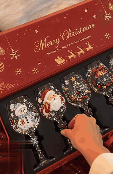 Dłoń wyjmuje kieliszek z Mikołajem z pudełka Merry Christmas